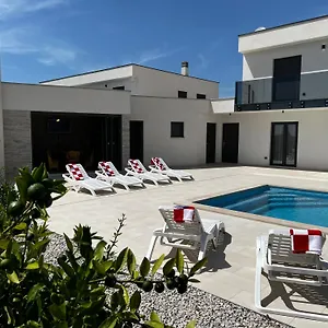 Villa Mare - Modern With Swimming Pool And Jacuzzi, Pula